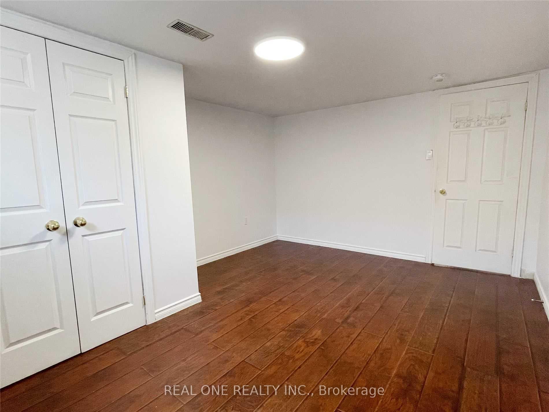 36 Victor Boulevard Unit Lower photo 11