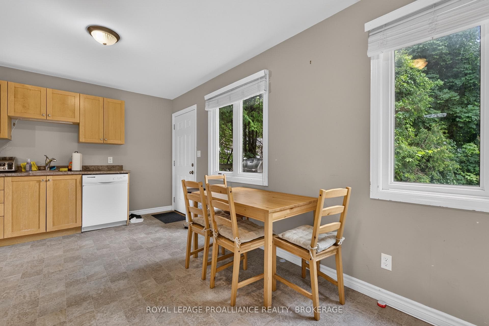 251 Yonge Street photo 10