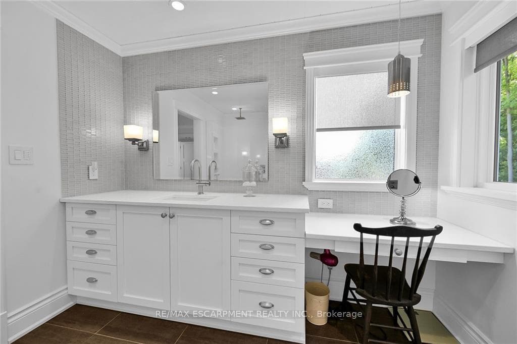 98 Dorchester Drive photo 21