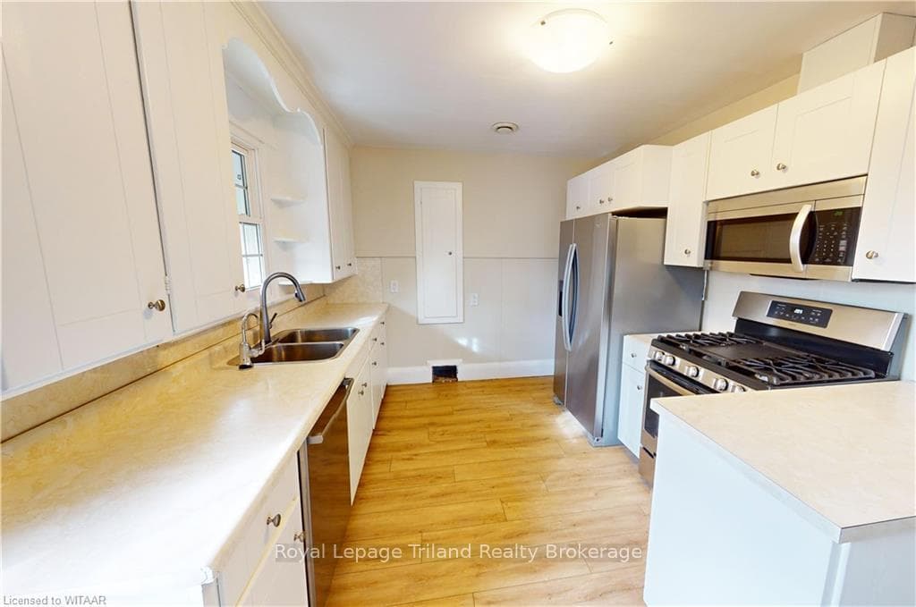 145 VANSITTART Avenue Unit 2 photo 2