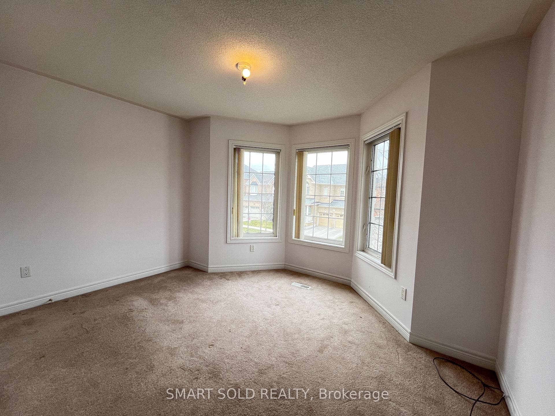 62 Maplebank Crescent photo 16