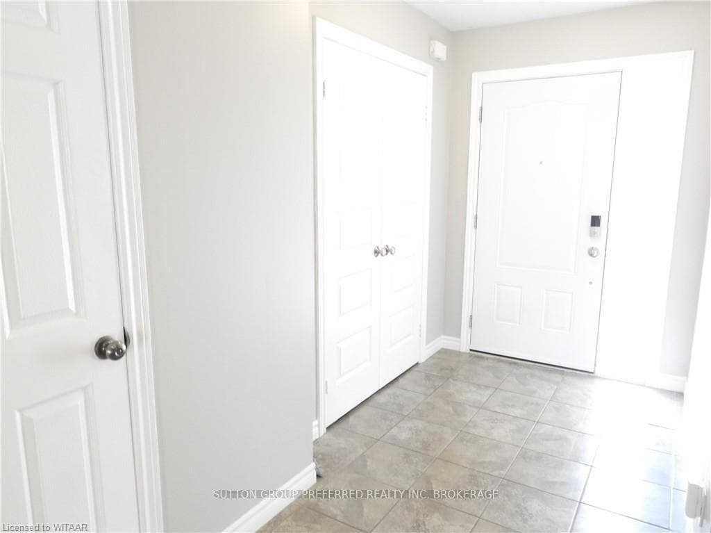 900 FRONTENAC Crescent photo 4