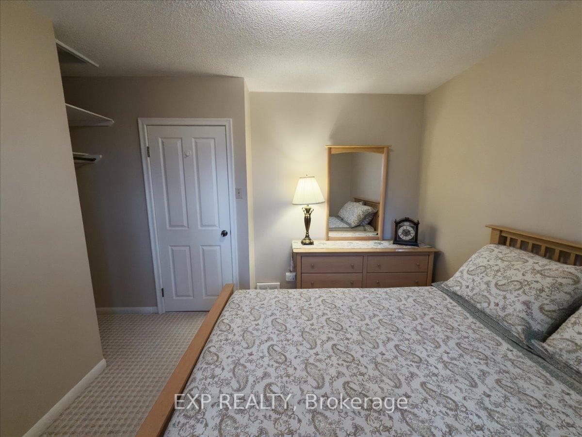 304 Burlington Crescent photo 35