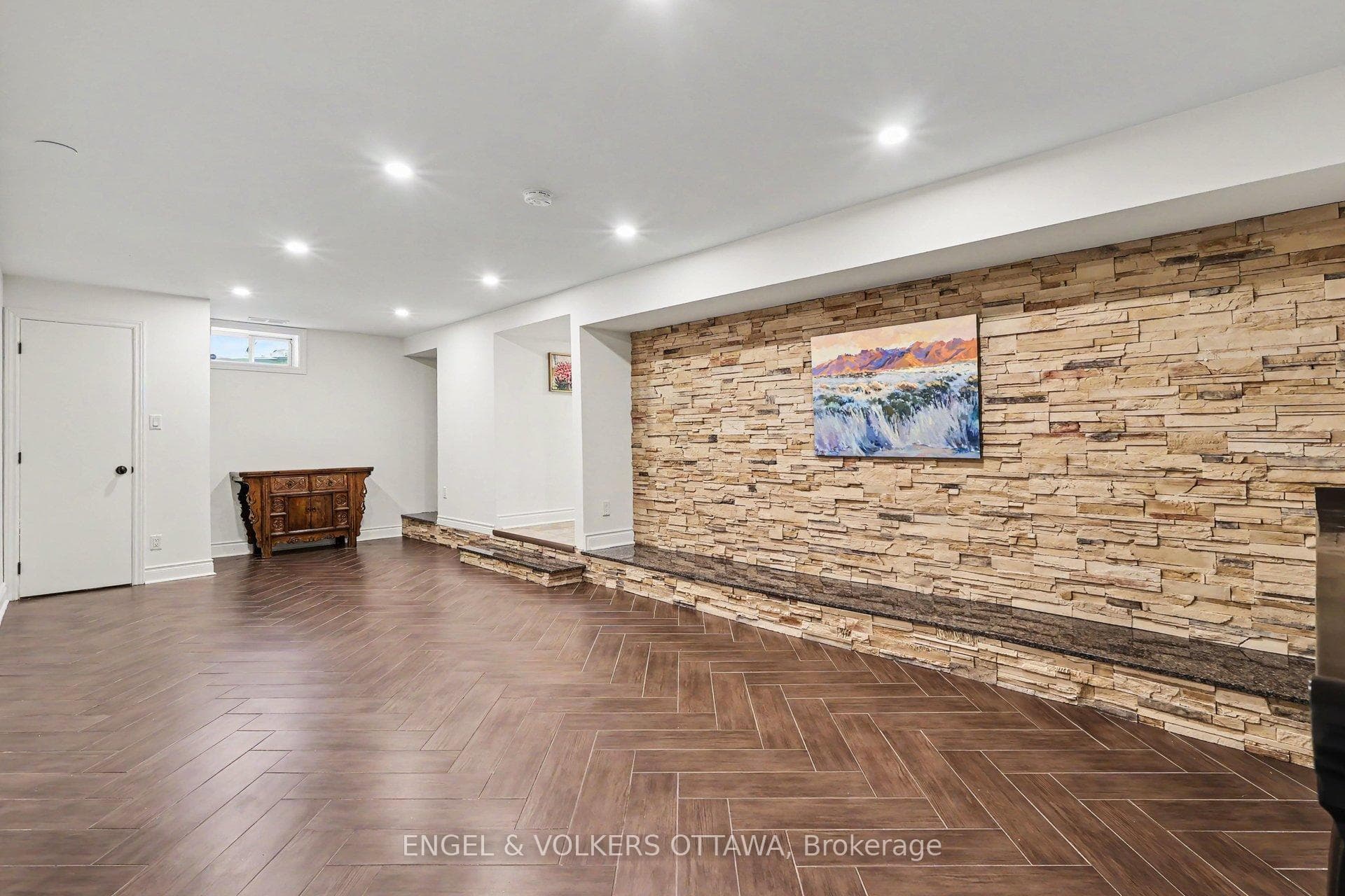 101 Ivy Crescent photo 25