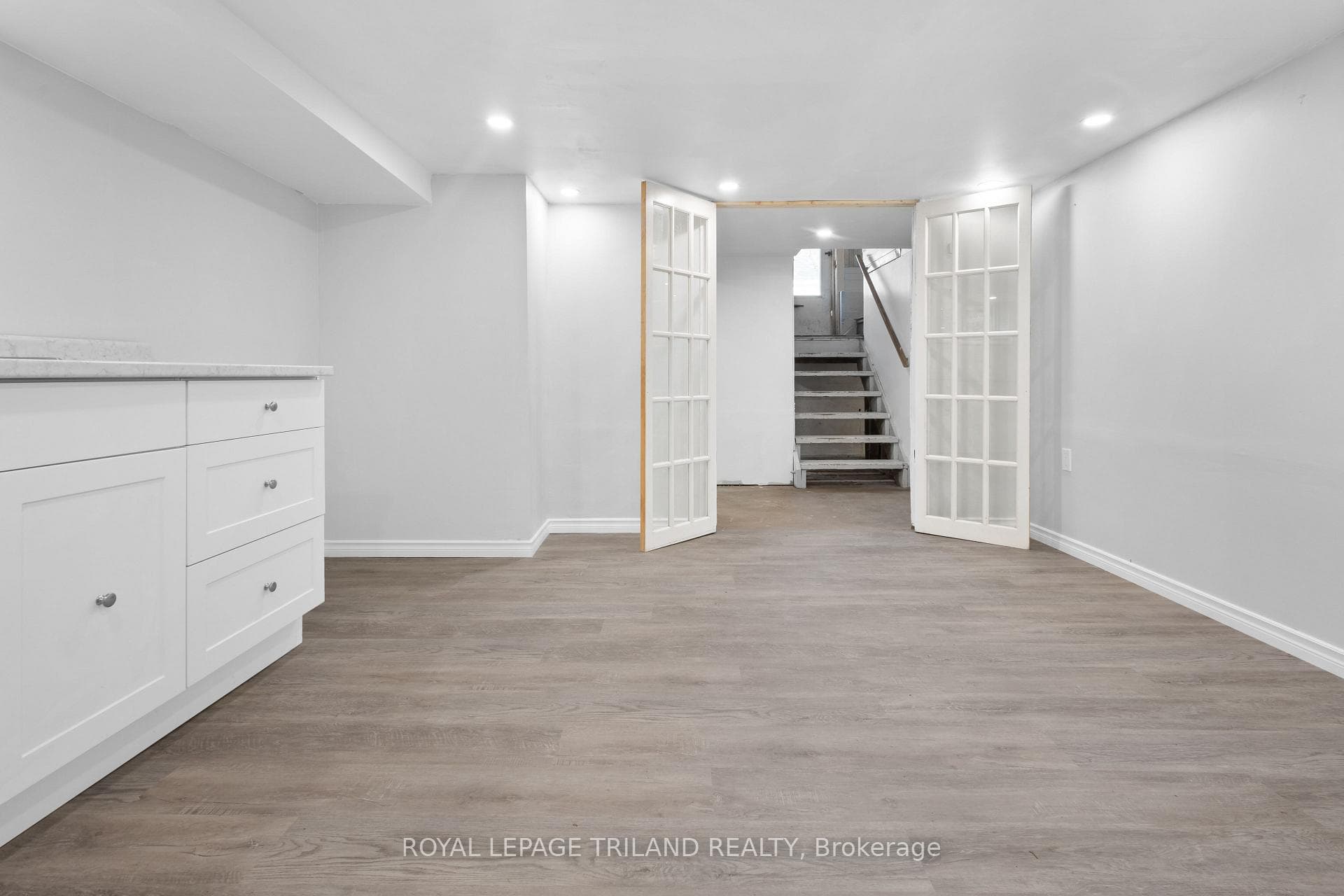 1248 SOUTHDALE Road photo 35