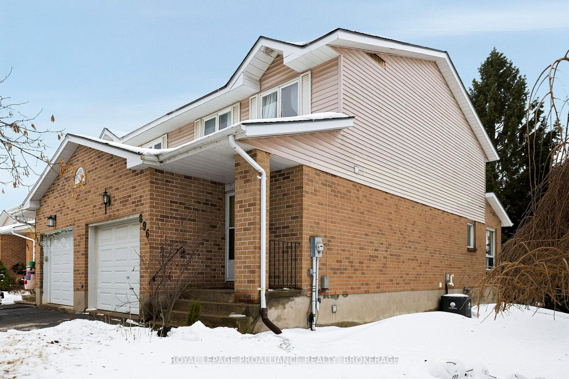 896 Muirfield Crescent photo 2