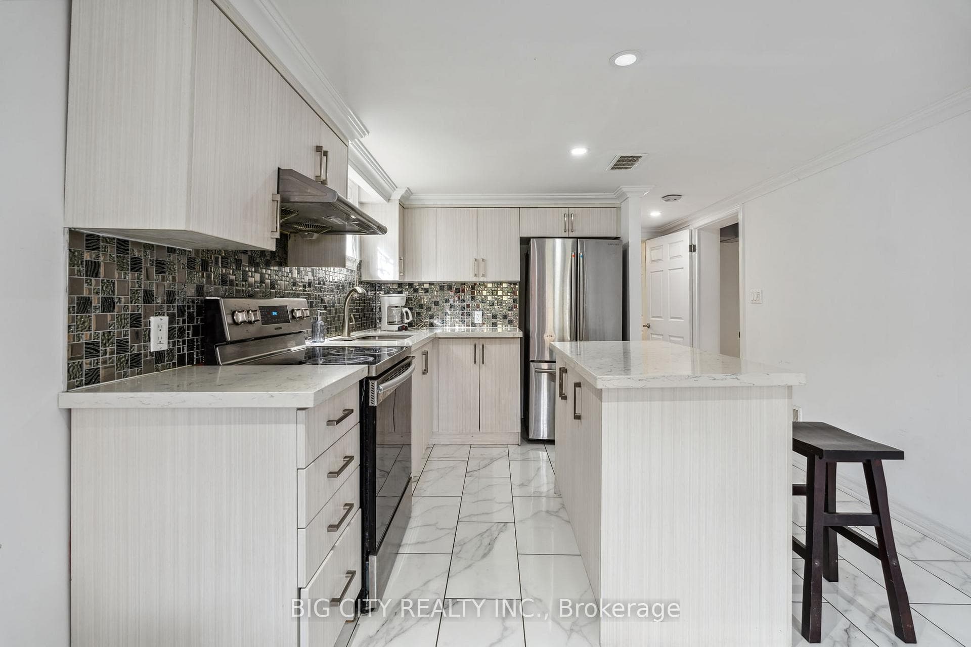 2419 Kennedy Road Unit Lower photo 5