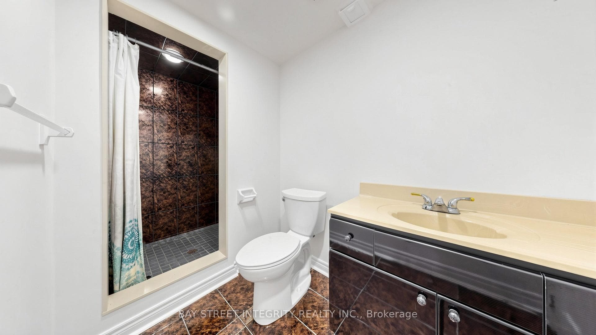 158 Largo Crescent photo 47