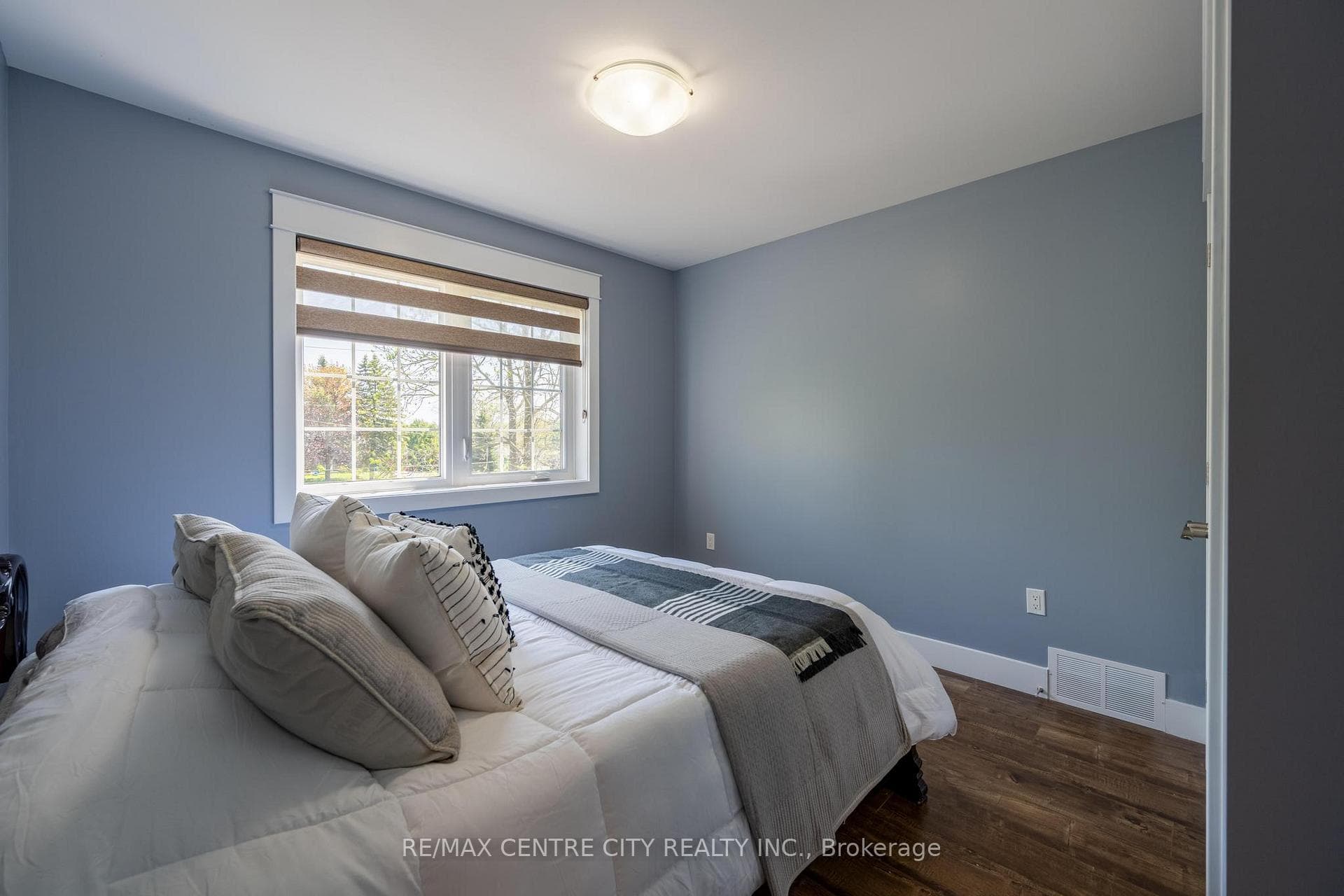 2580 Dundas Street photo 26