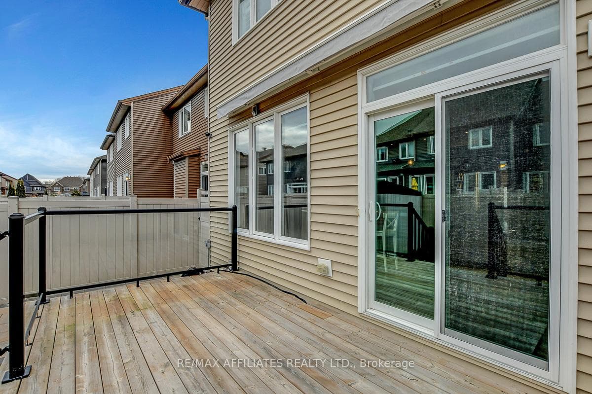 228 Fergus Crescent photo 38