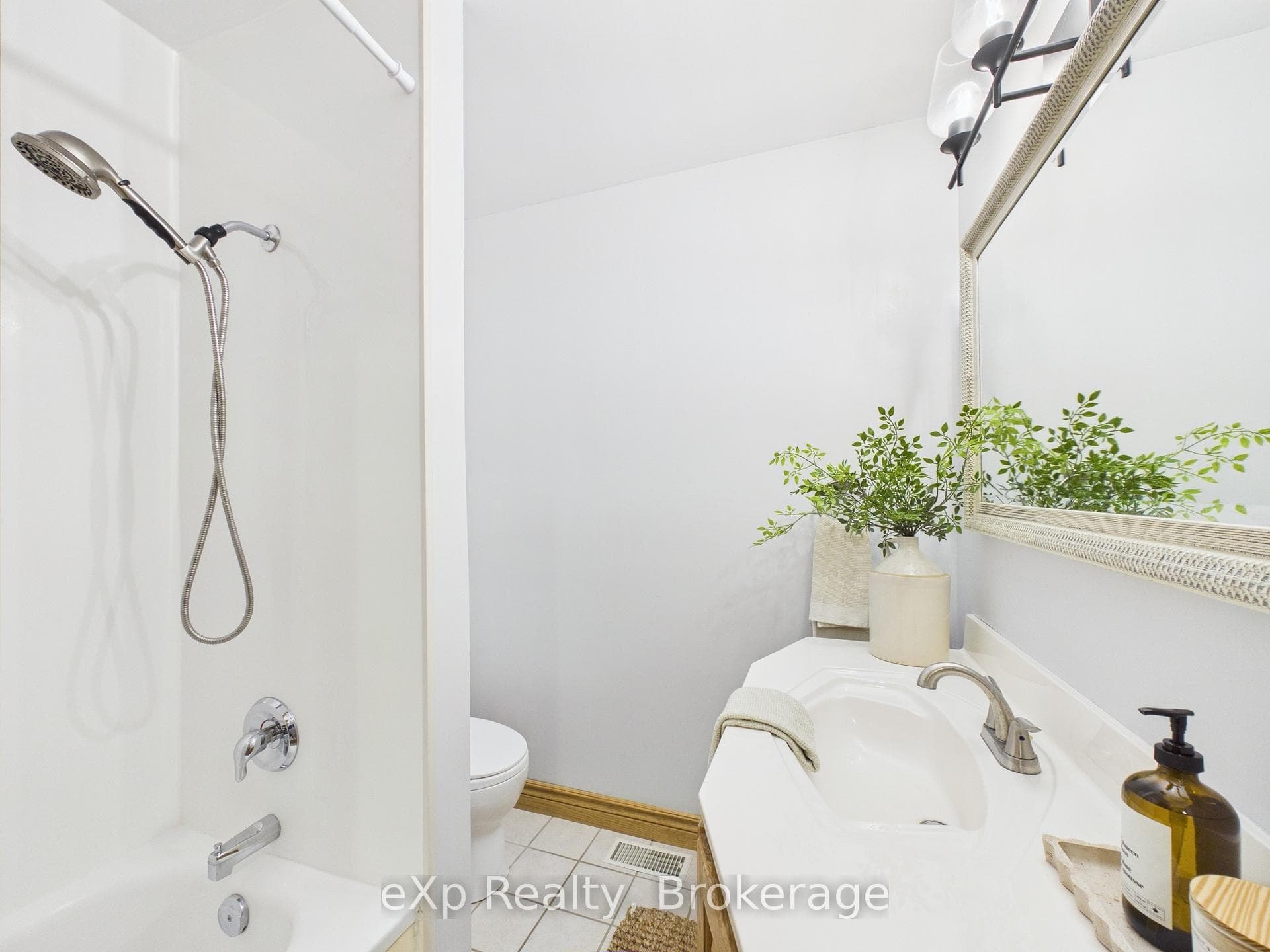 422 Wellington Street photo 14