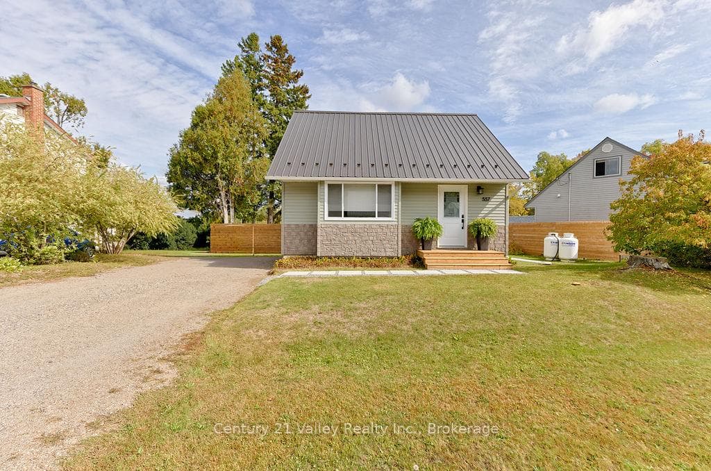 557 Sullivan Street photo 1