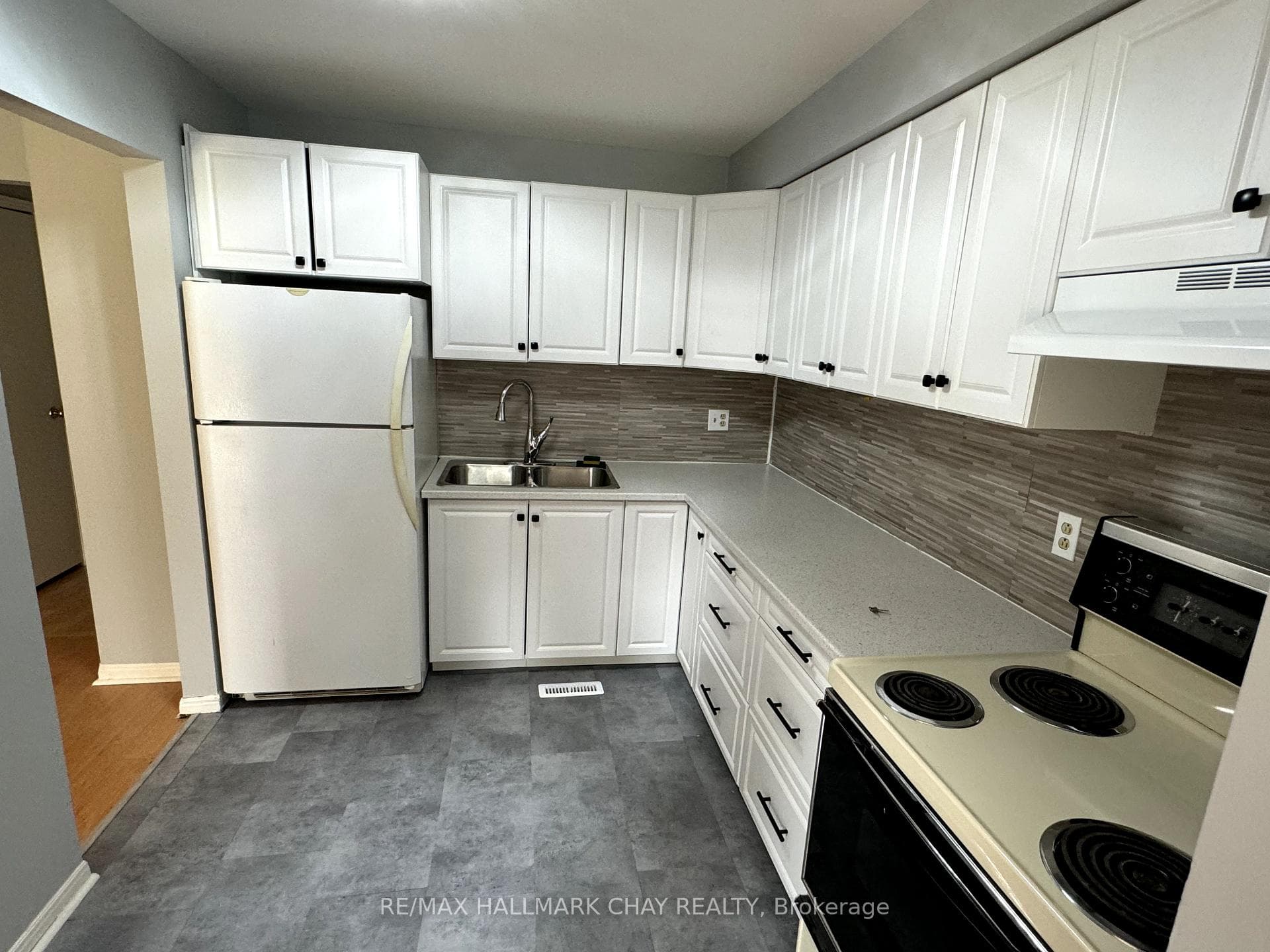 18 Chaucer Crescent photo 8
