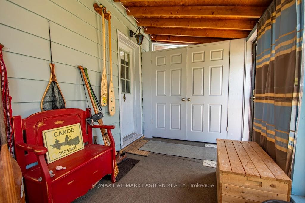 805 Simcoe Street photo 5