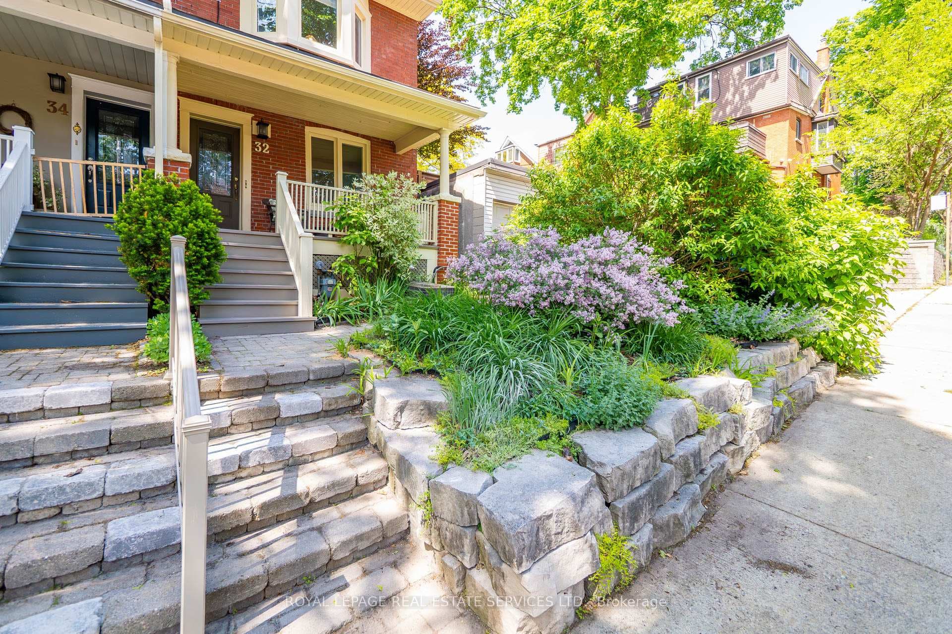 32 Hillsview Avenue photo 4