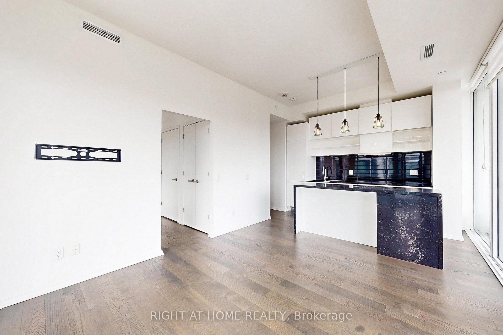 5 Soudan Avenue Unit 905 photo 7