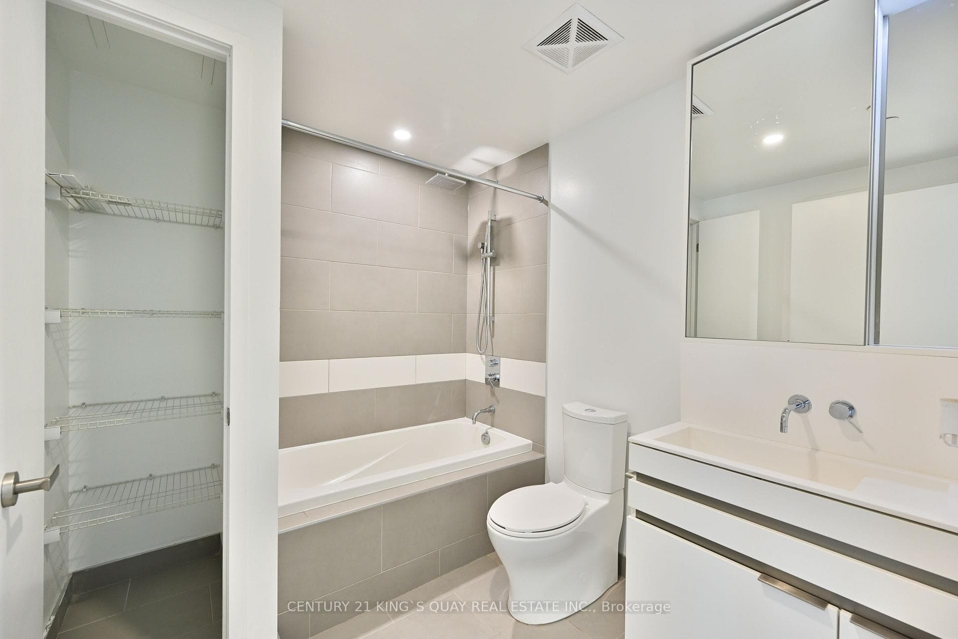 197 Yonge Street Unit 1907 photo 29