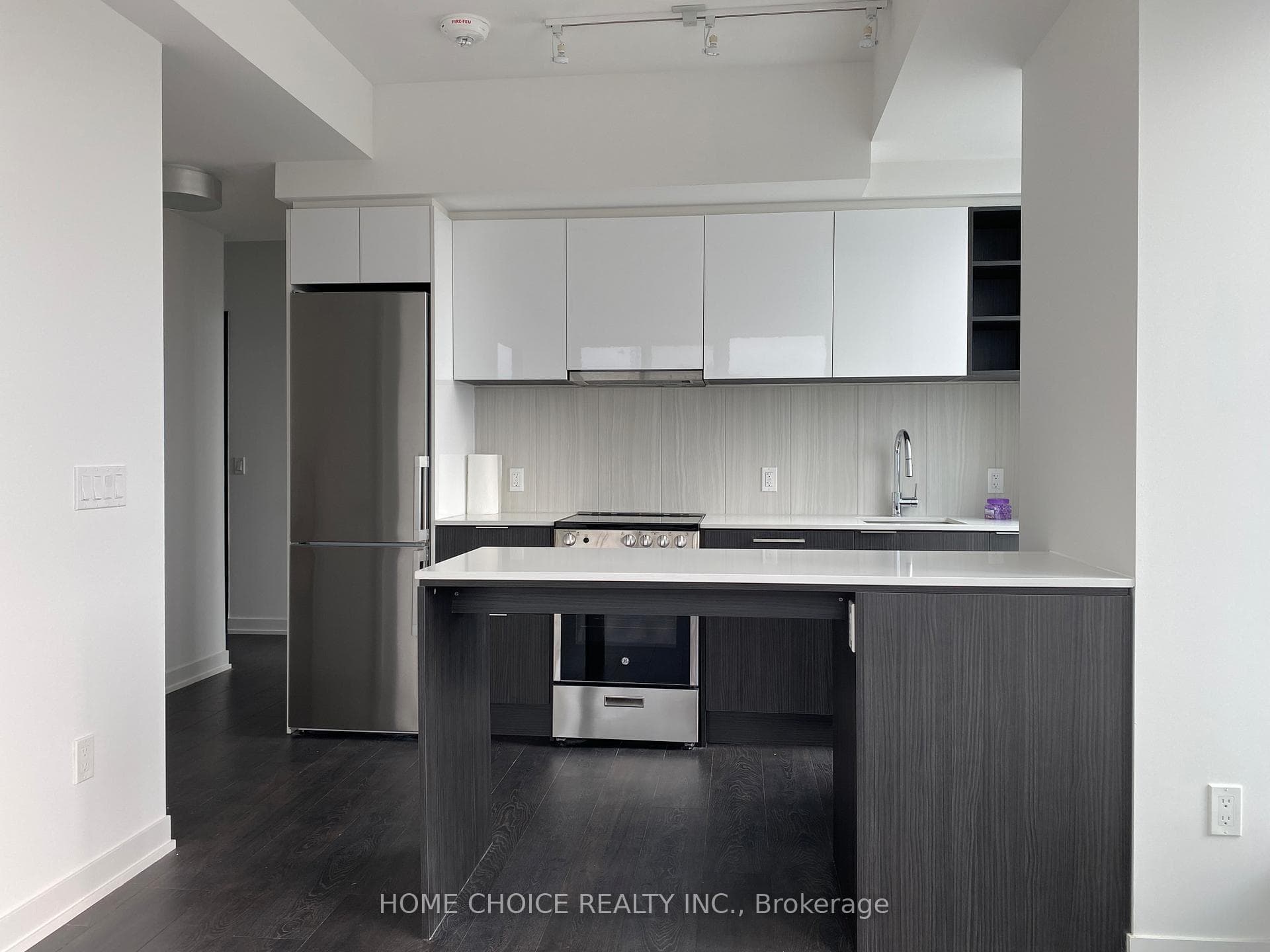 Kitchen and Breakfast Bar