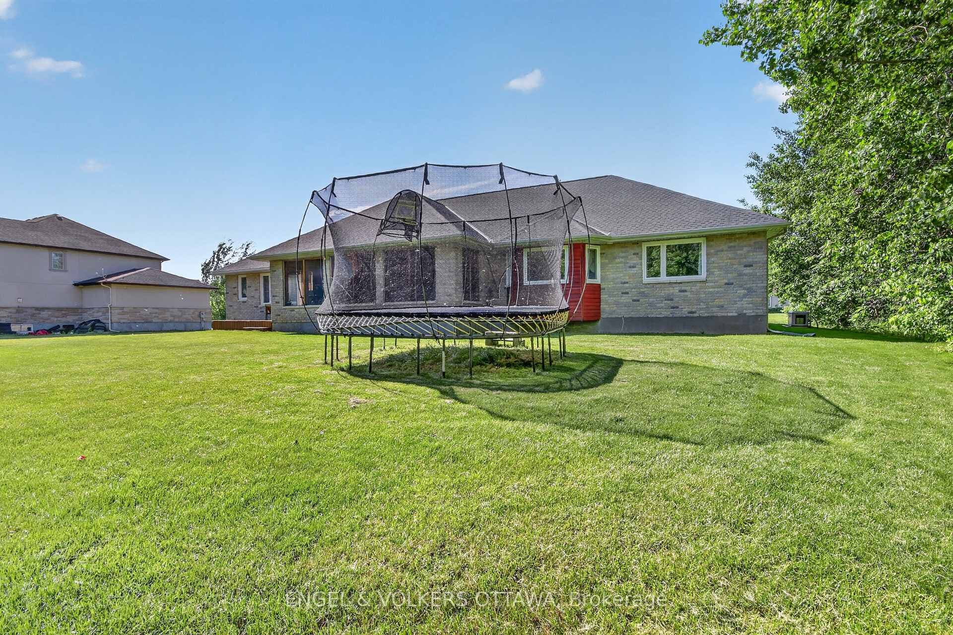 528 Tullamore Street photo 32