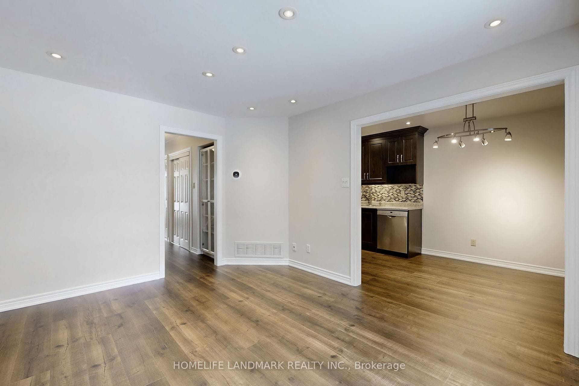 526 Pickering Crescent photo 4
