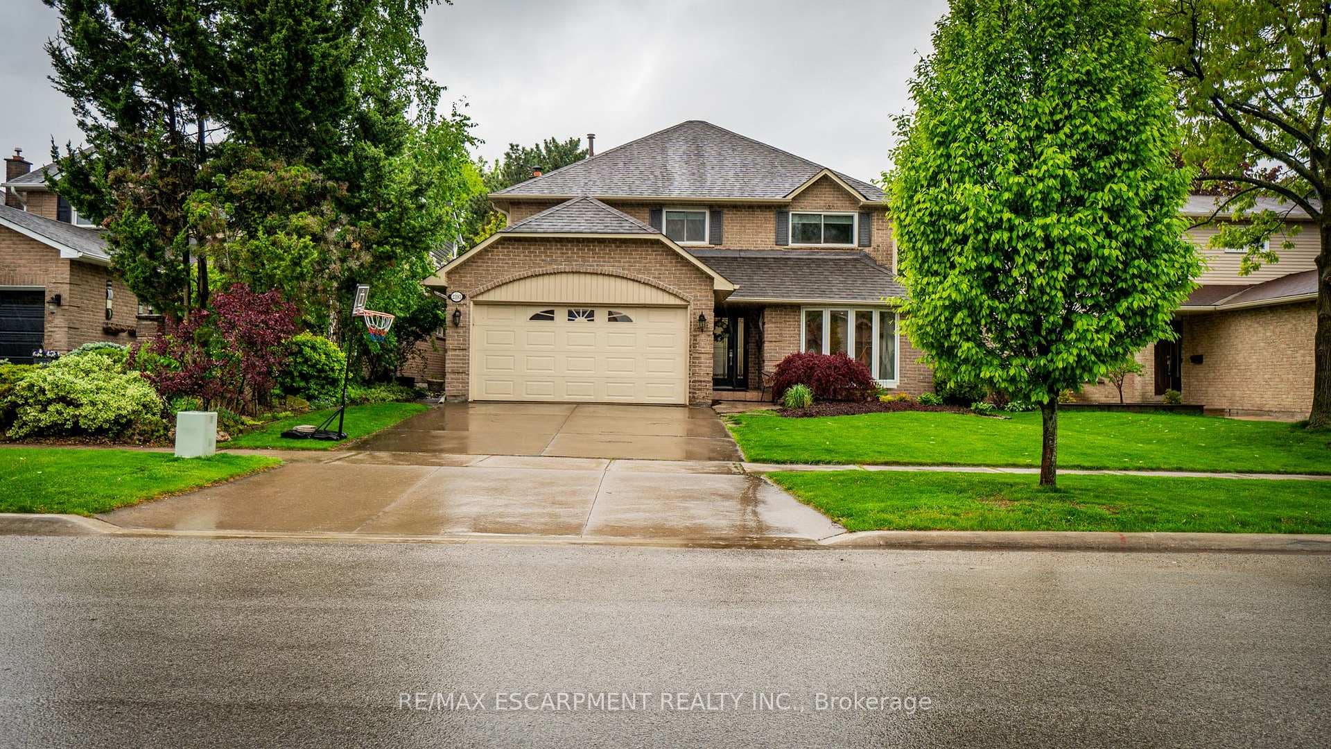 2393 Arnold Crescent photo 2