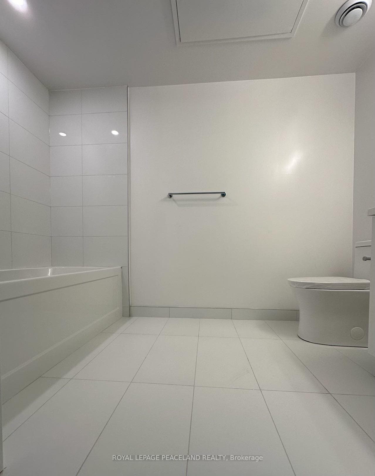 230 Simcoe Street Unit 827 photo 6