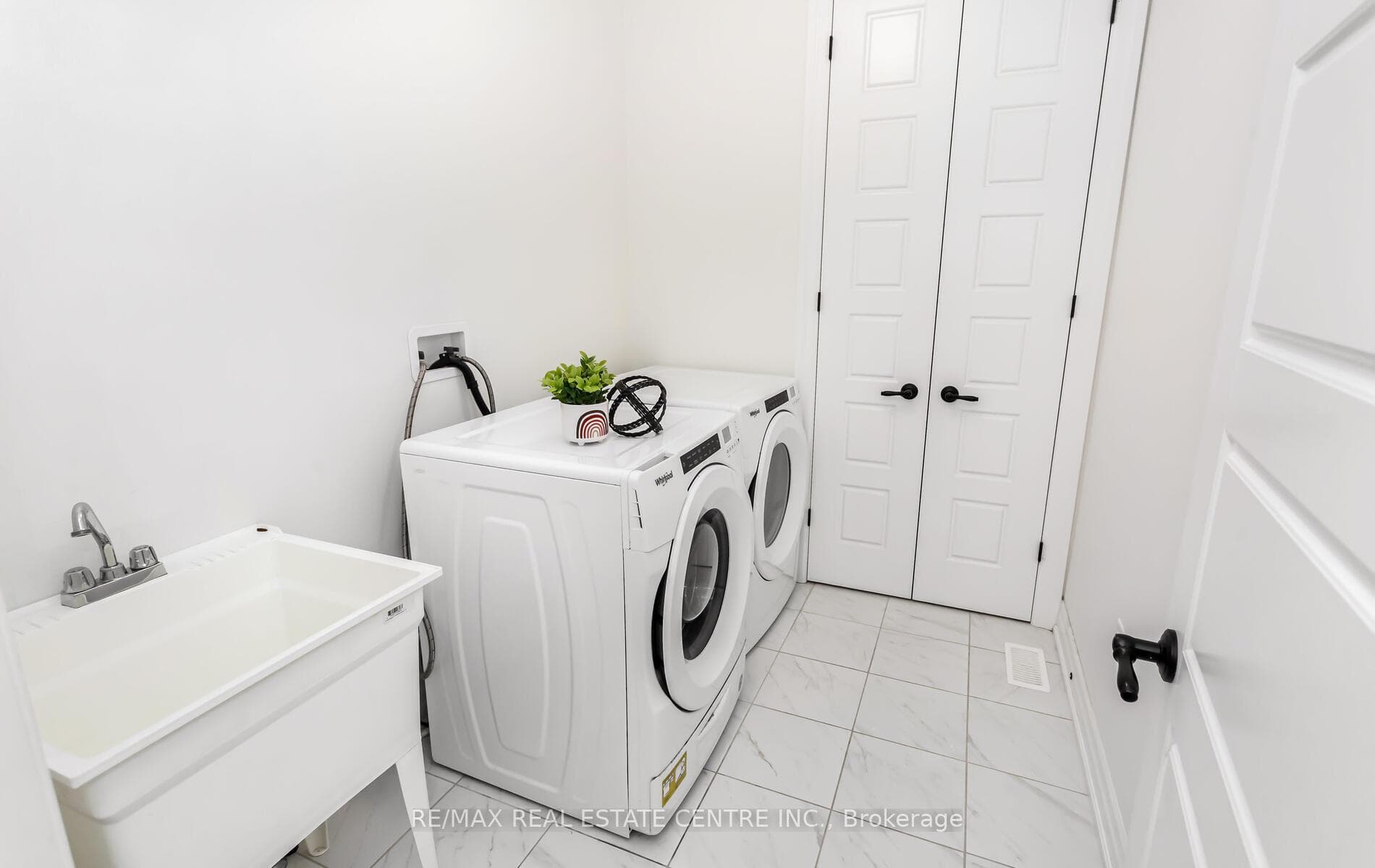 9 Brenscombe Road photo 37