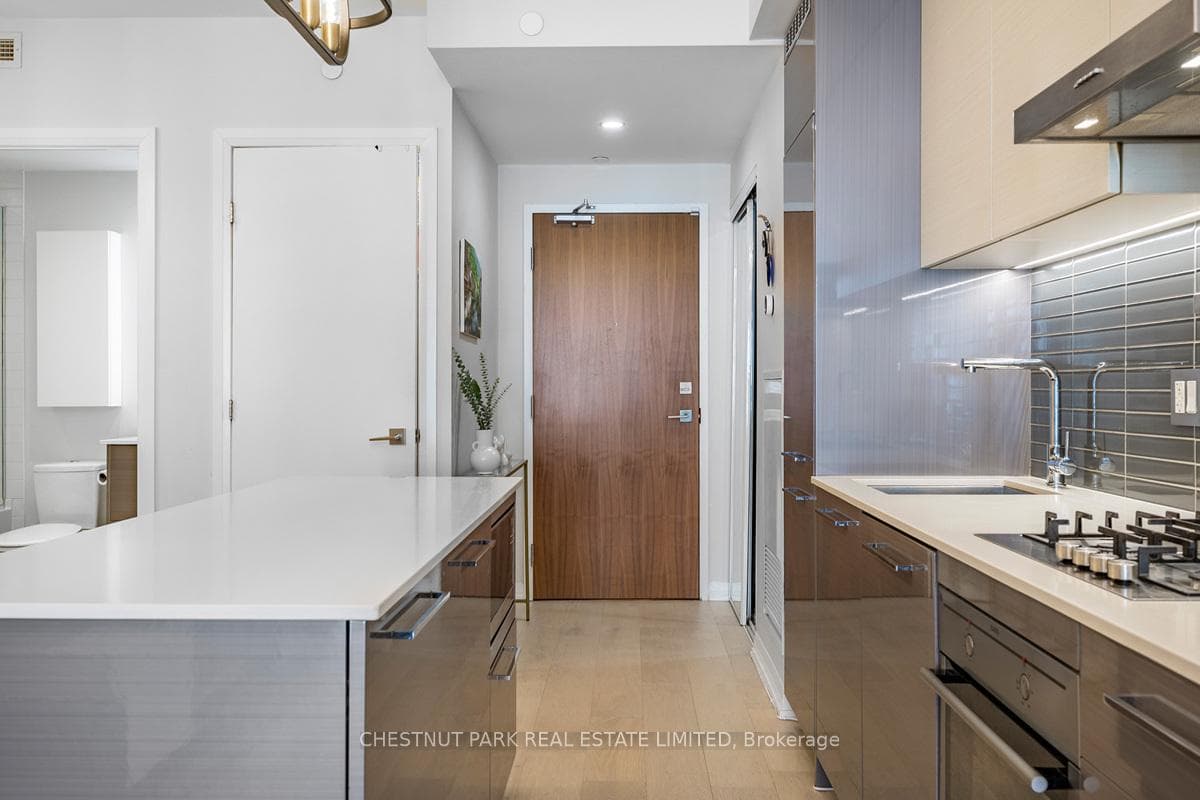 835 St. Clair Avenue Unit 304 photo 3