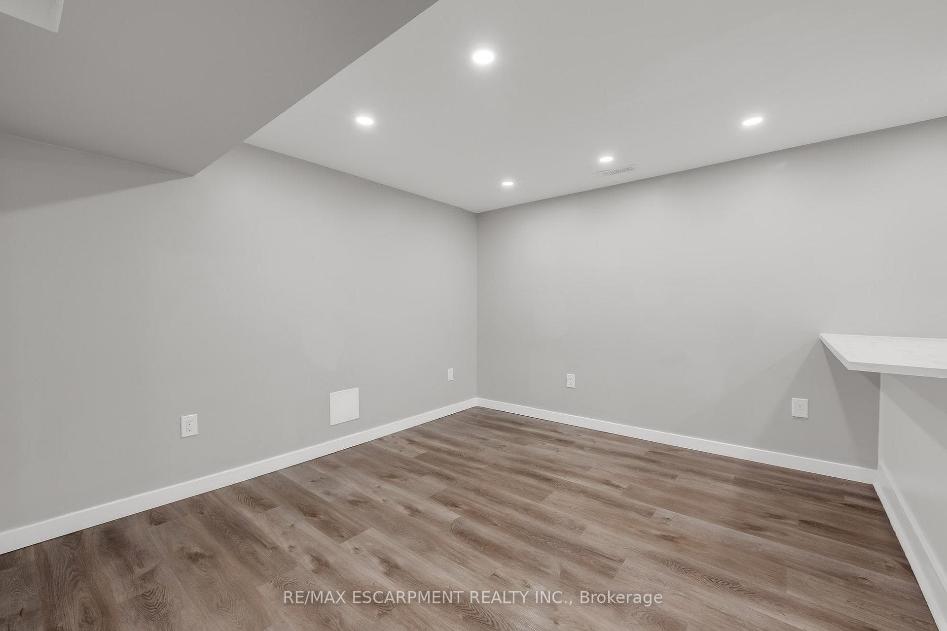 8077 Aintree Drive photo 23