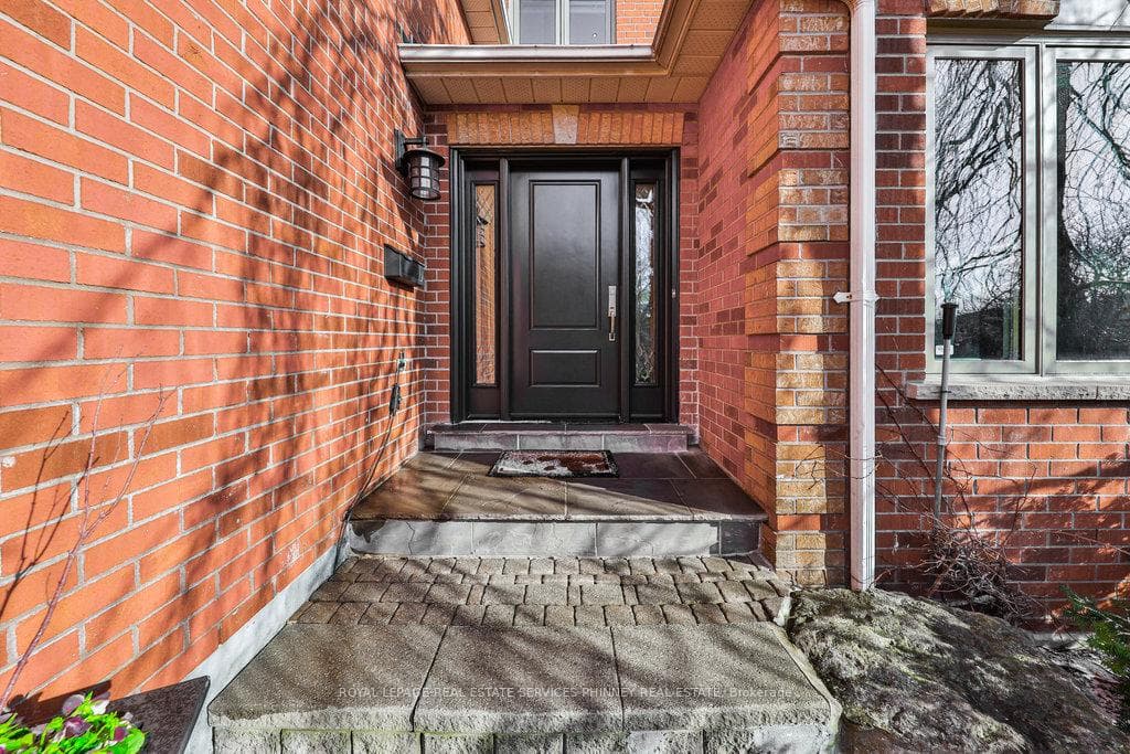 1454 Estes Crescent photo 3