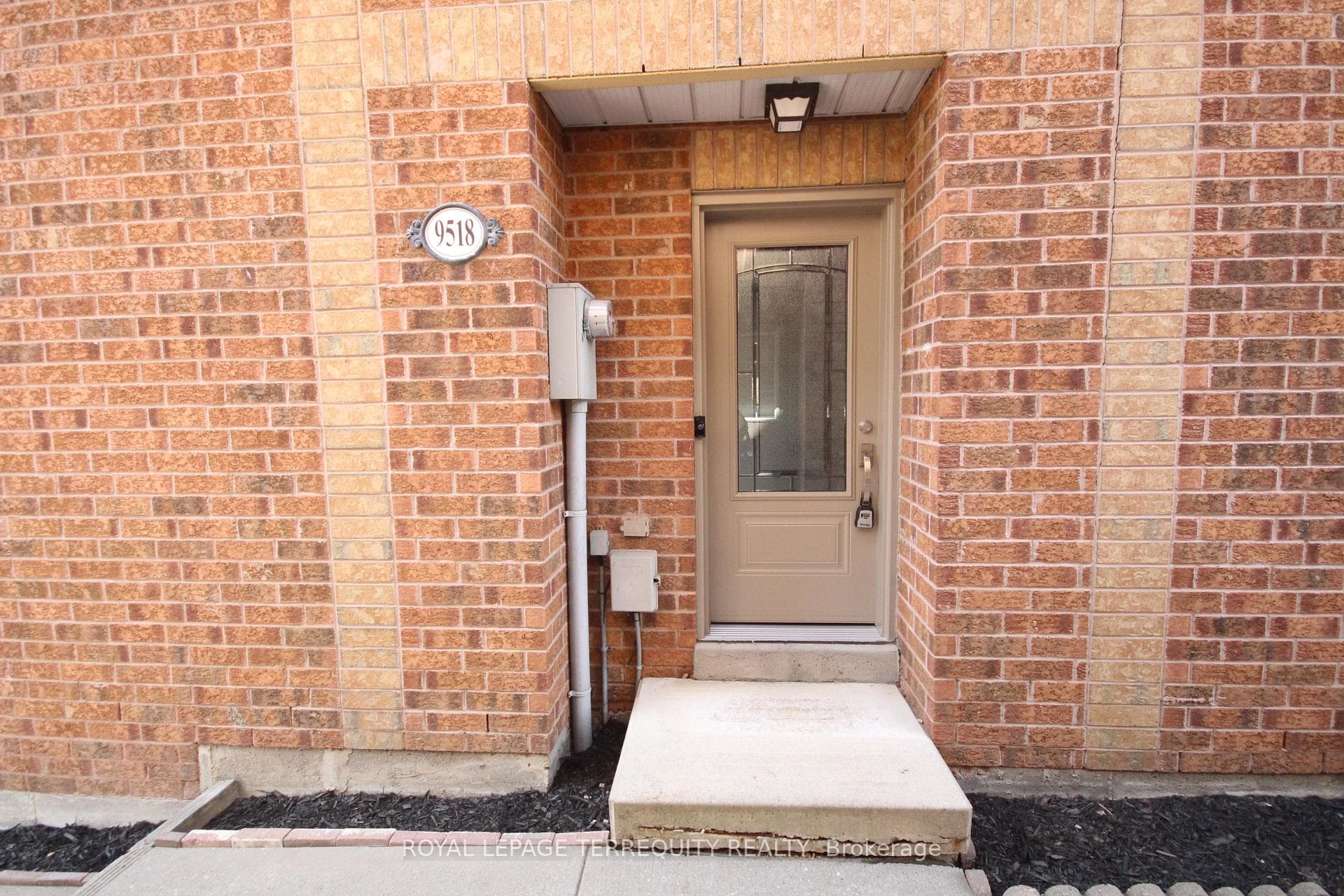 9518 Sheppard Avenue photo 1
