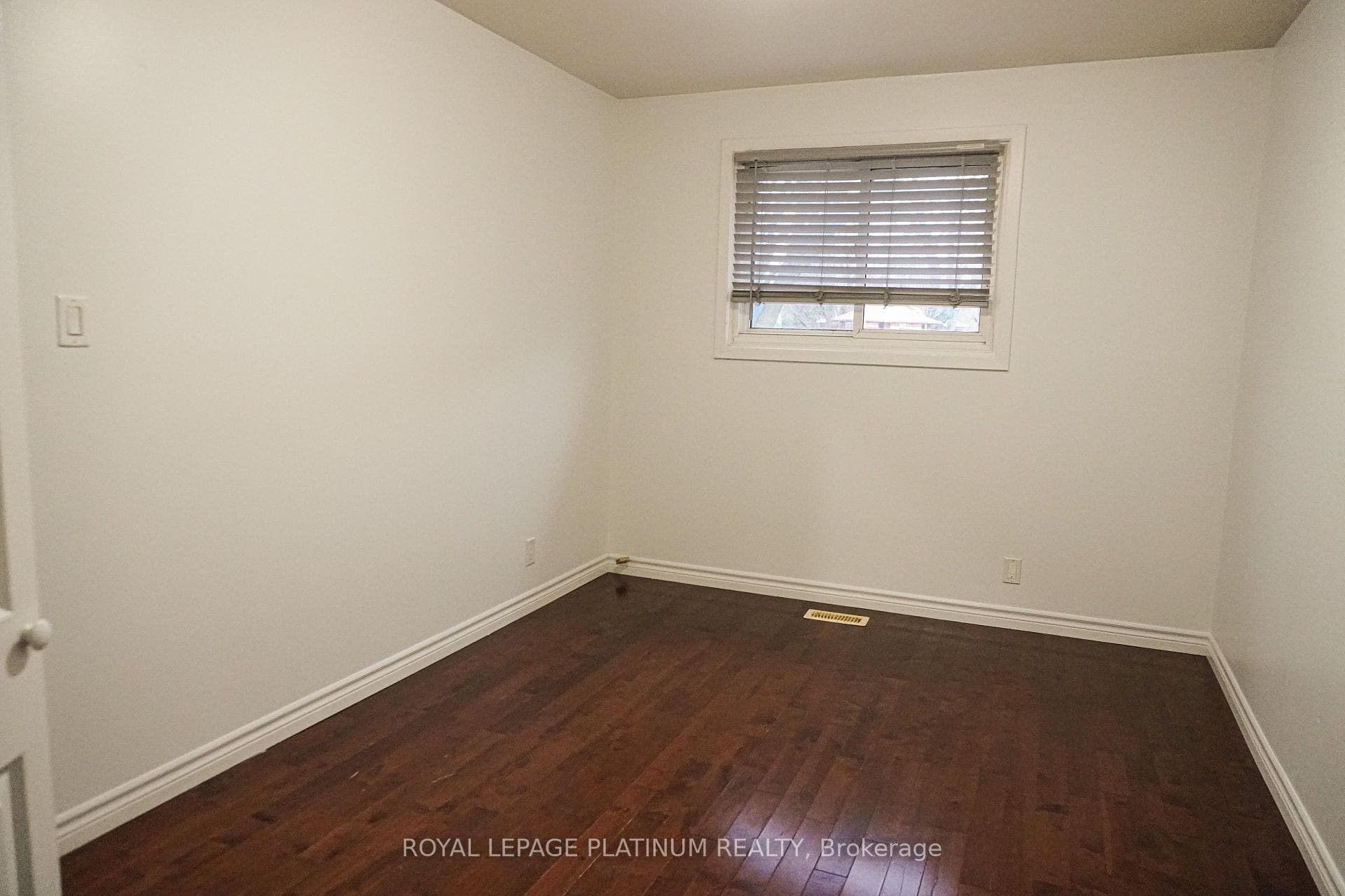 805 Krosno Boulevard photo 17