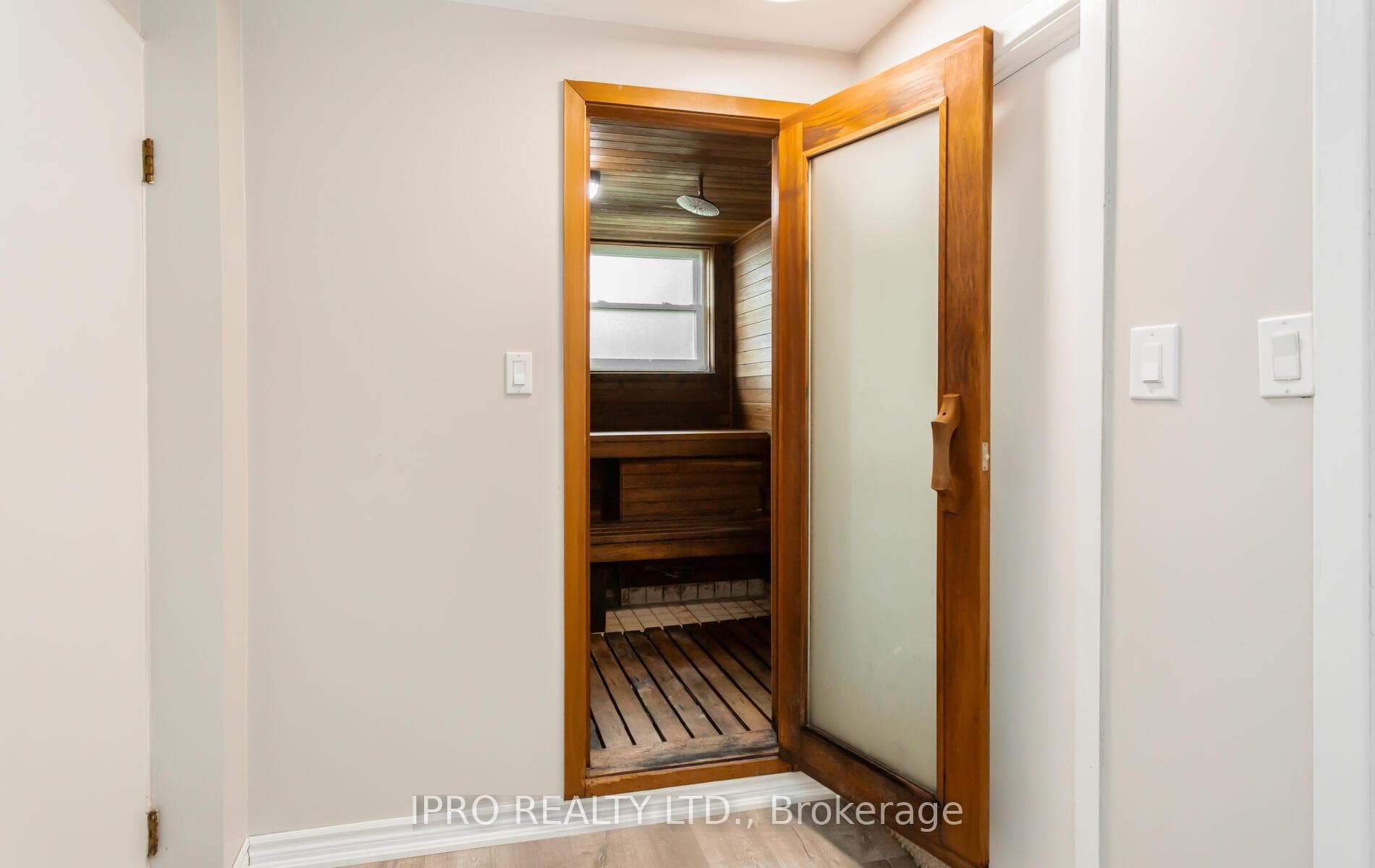 578 TRAFFORD Crescent photo 32