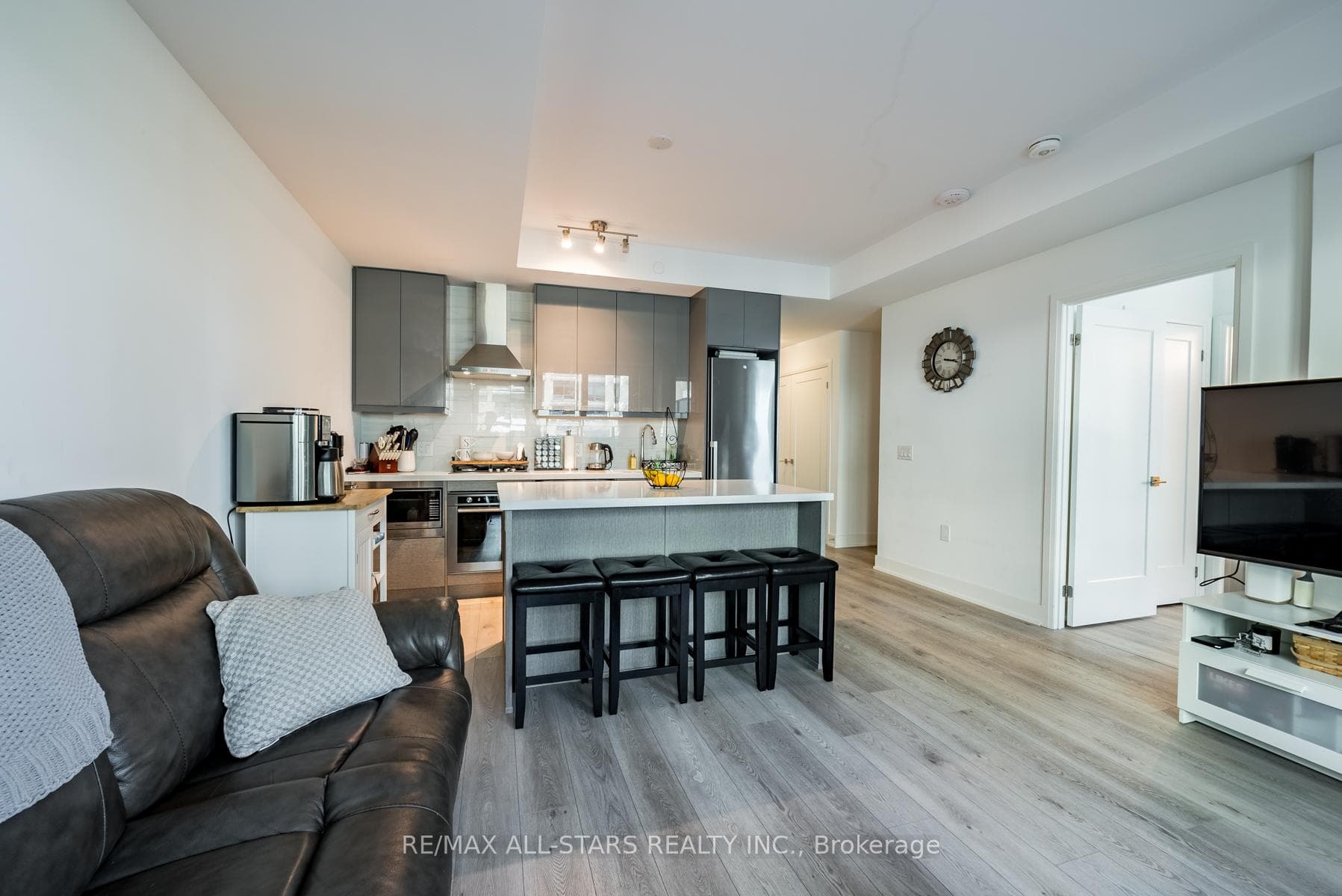 Open concept living & dining areas w island