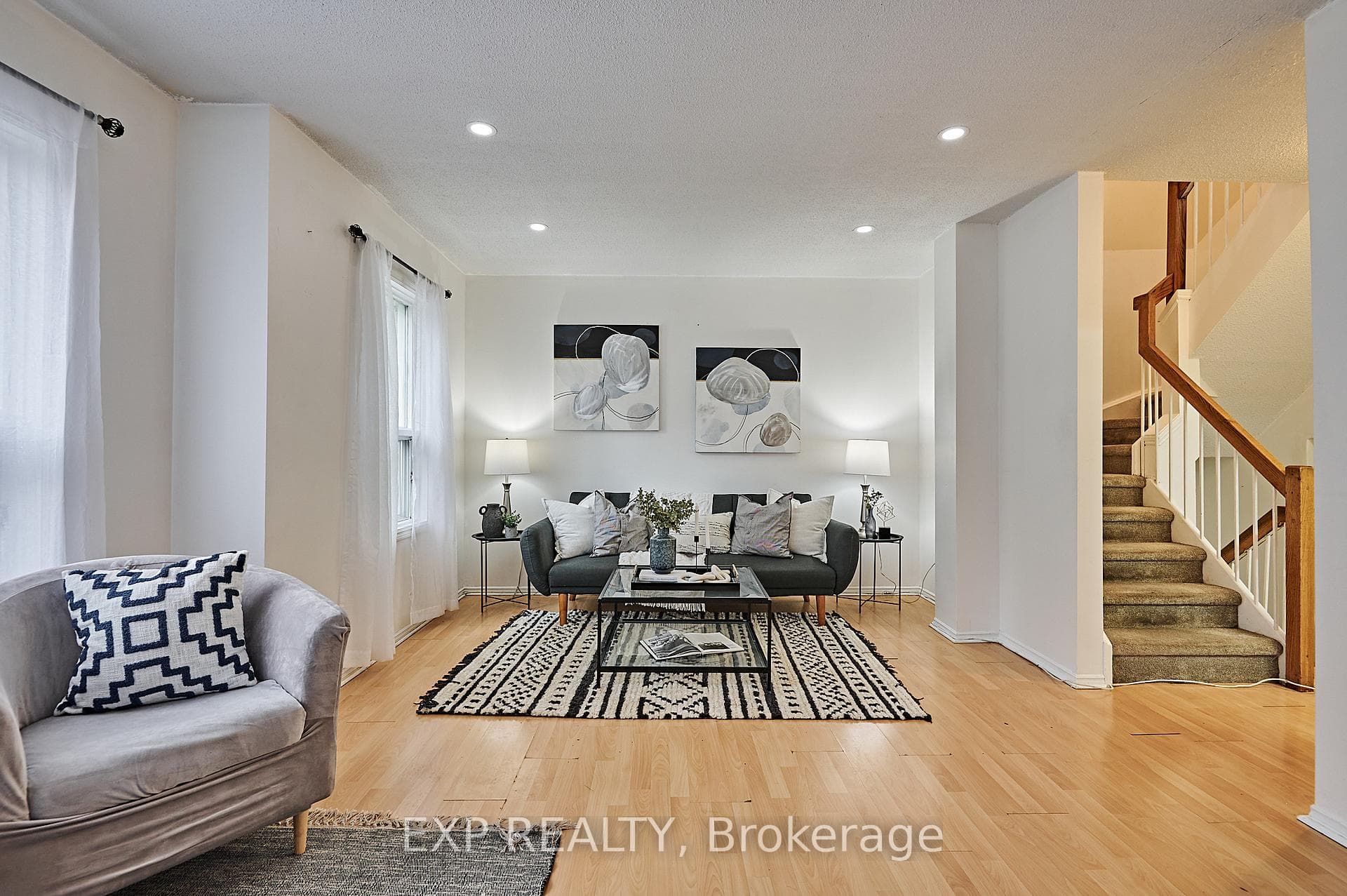 SUPER Spacious living room with cozy fireplace