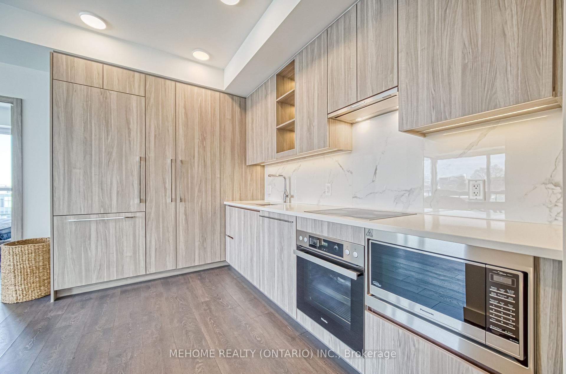 25 Mcmahon Drive Unit 709 photo 8