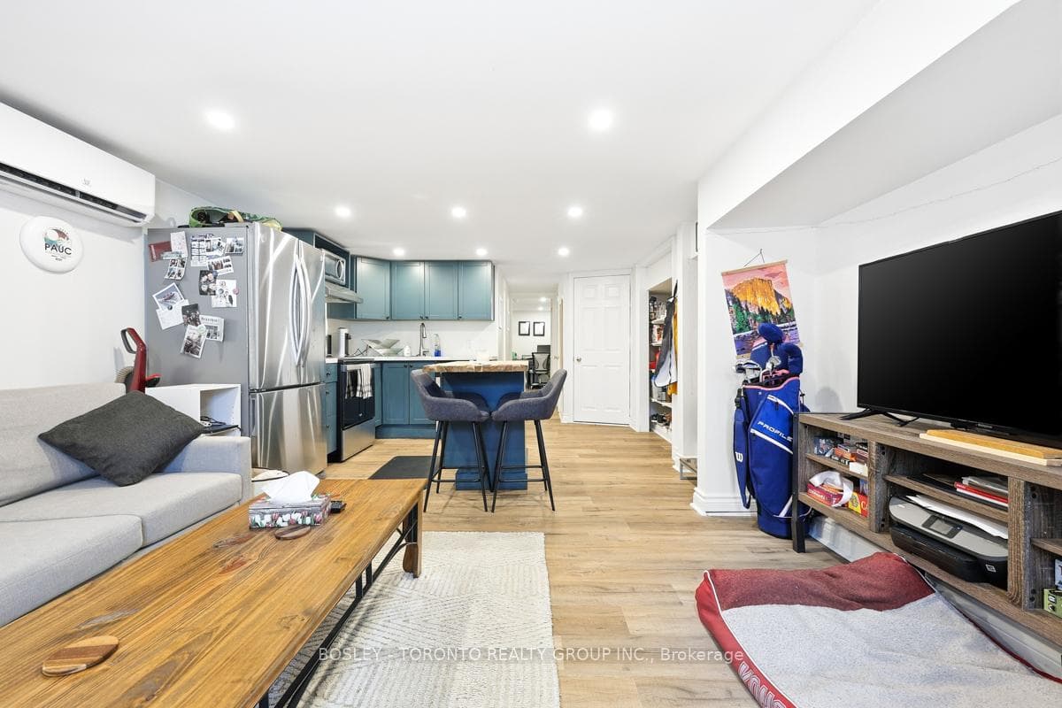 826 Carlaw Avenue Unit Lower photo 3