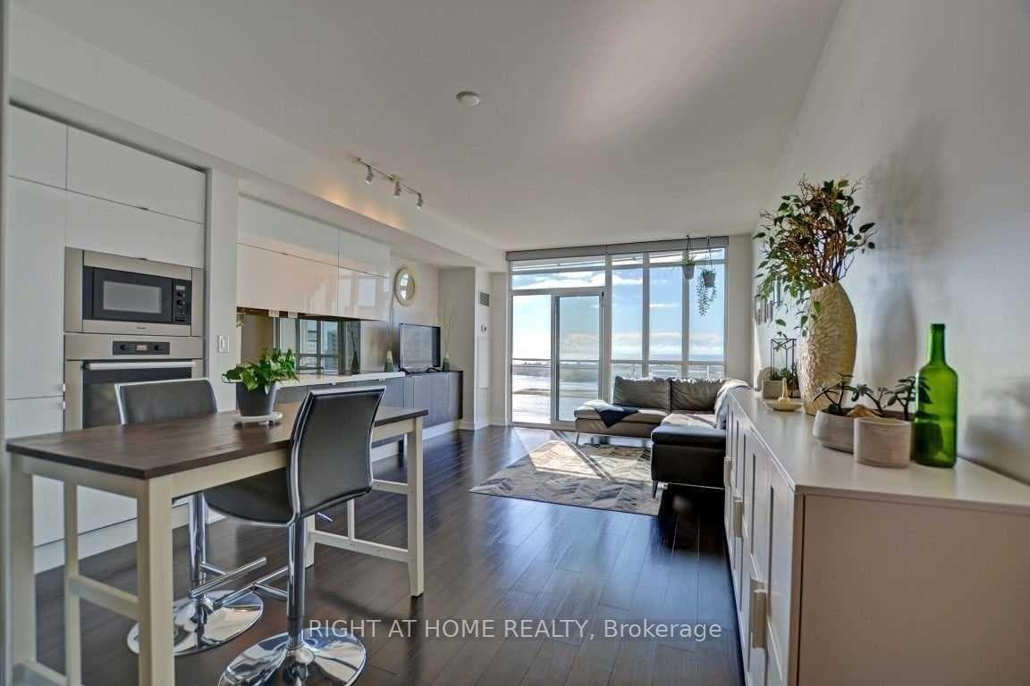 21 Iceboat Terrace Unit 4108 photo 1