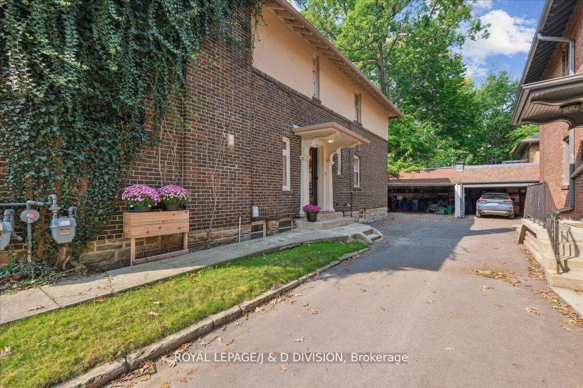 338 St Clair Avenue photo 34