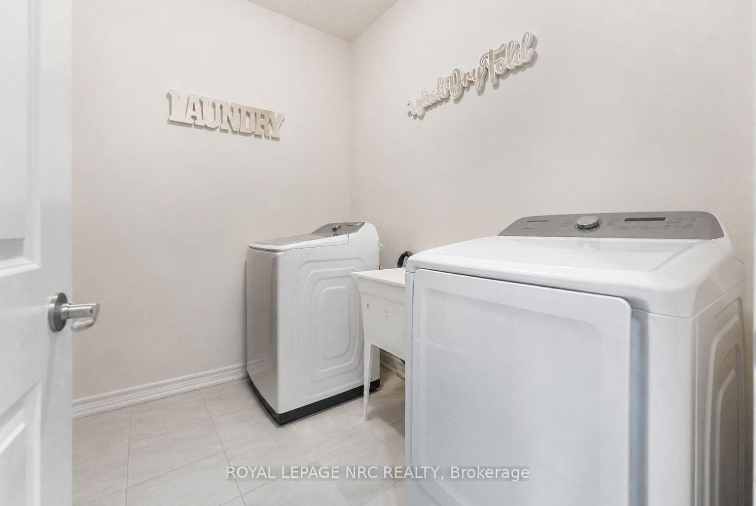 12 Swan Avenue photo 36