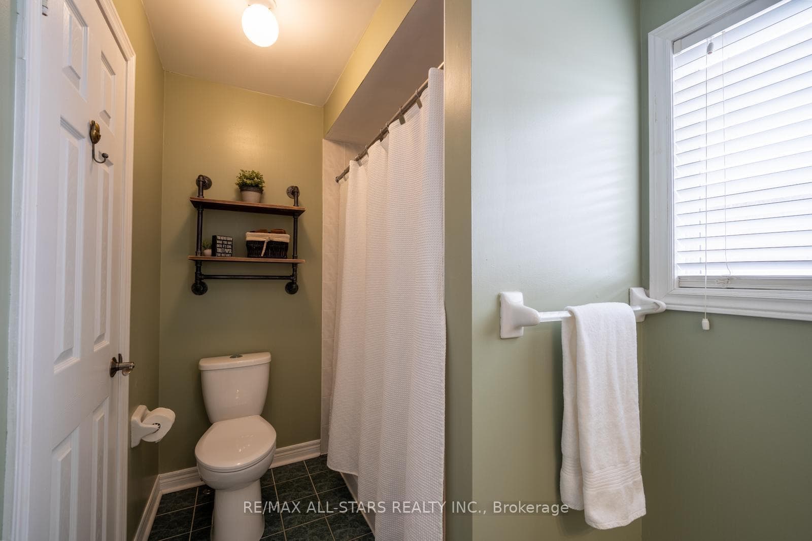 10 Woodlands Avenue photo 35