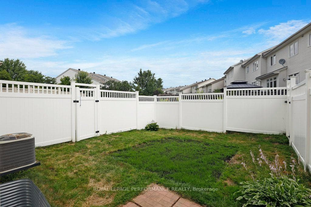 306 Waymark Crescent photo 34