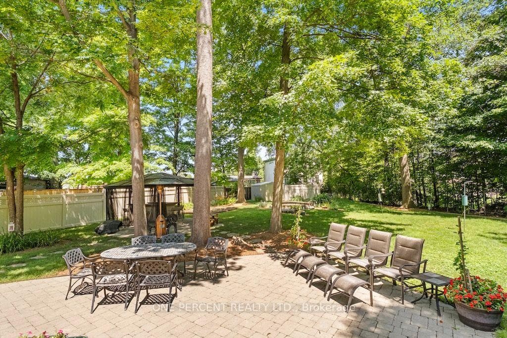 583 Stephens Crescent photo 35
