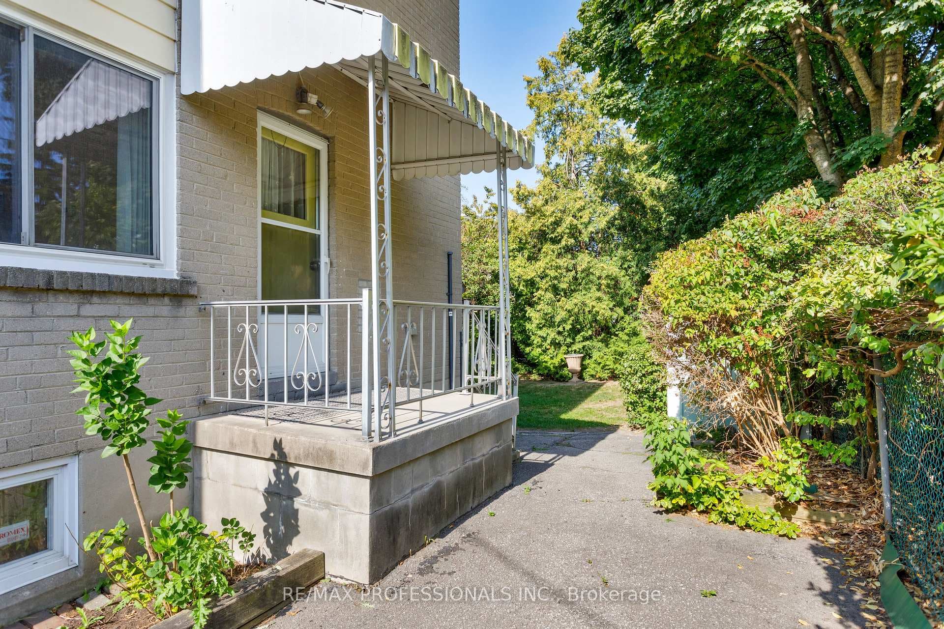 38 Van Stassen Boulevard photo 16