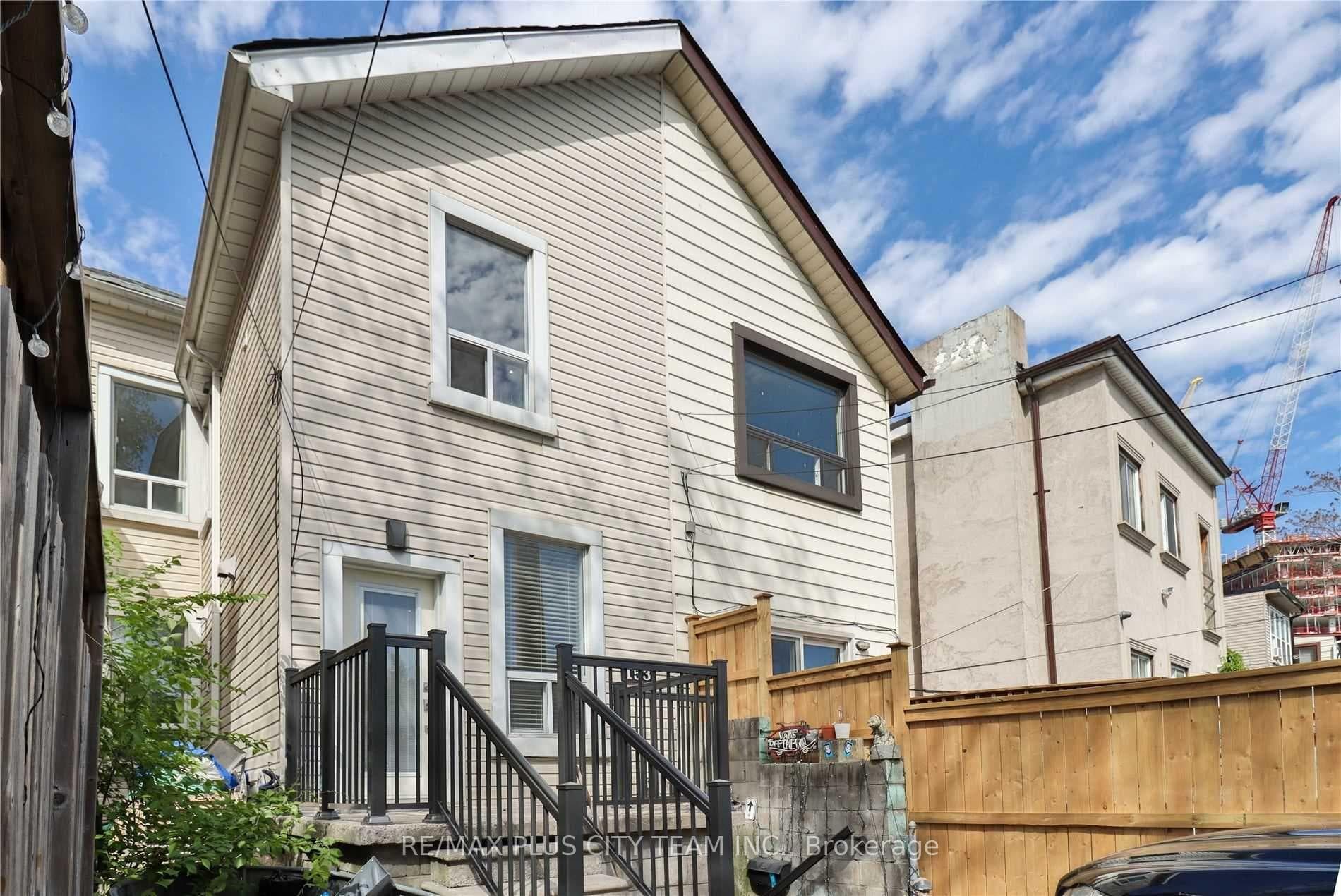 153 Niagara Street Unit Upper photo 34