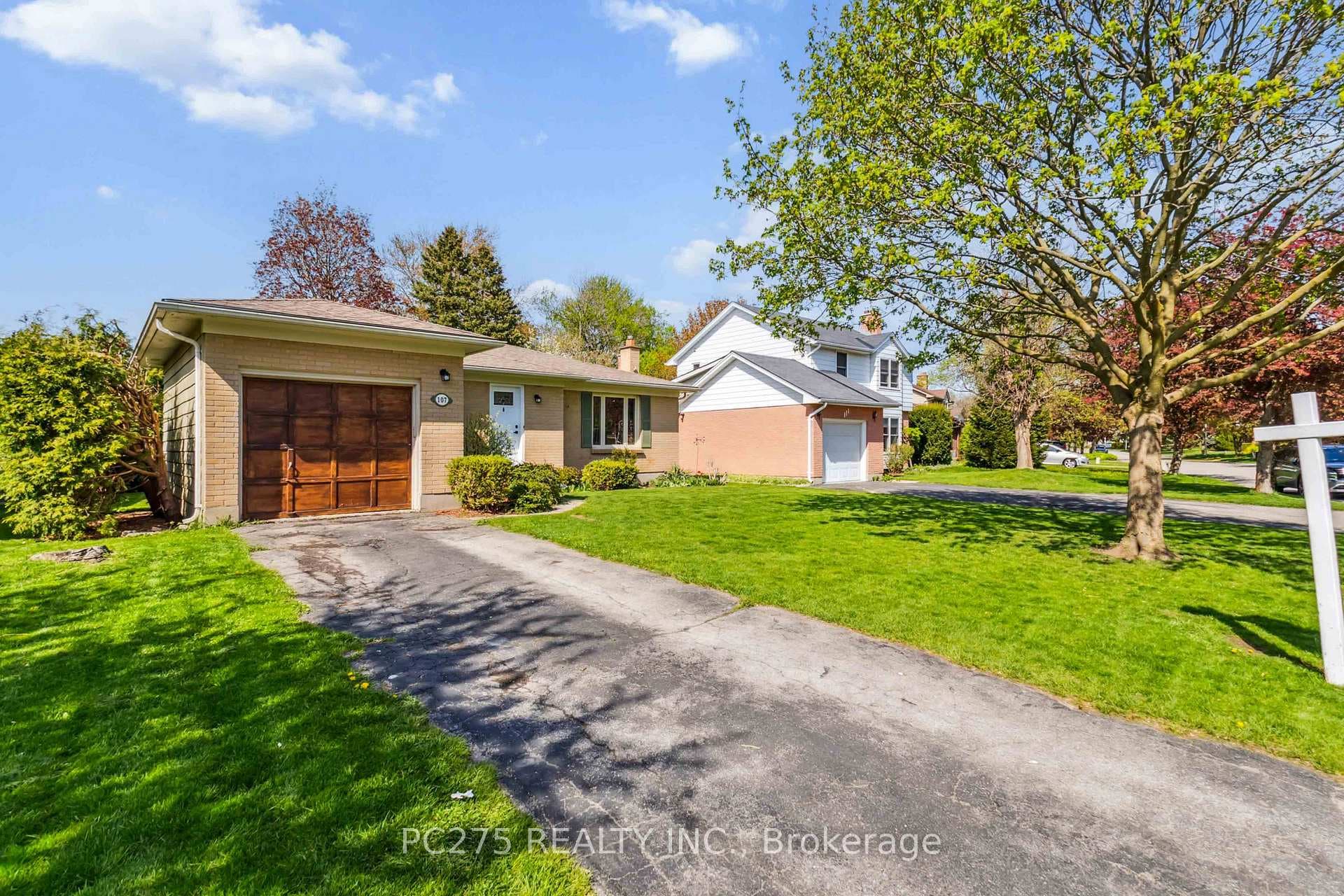 107 Inverary Crescent photo 3