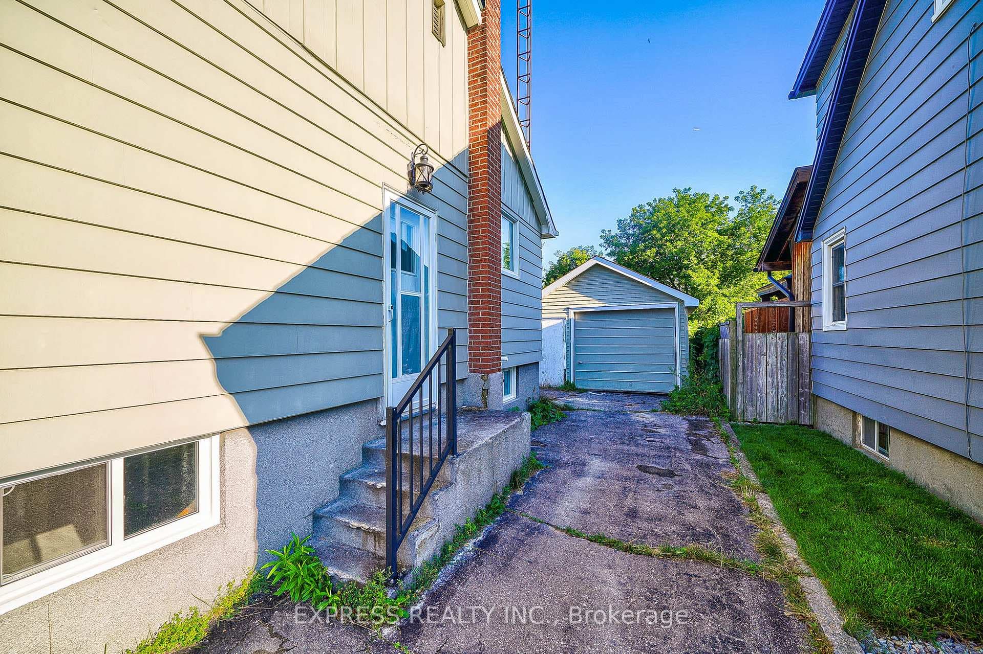 120 Beatrice Street photo 35