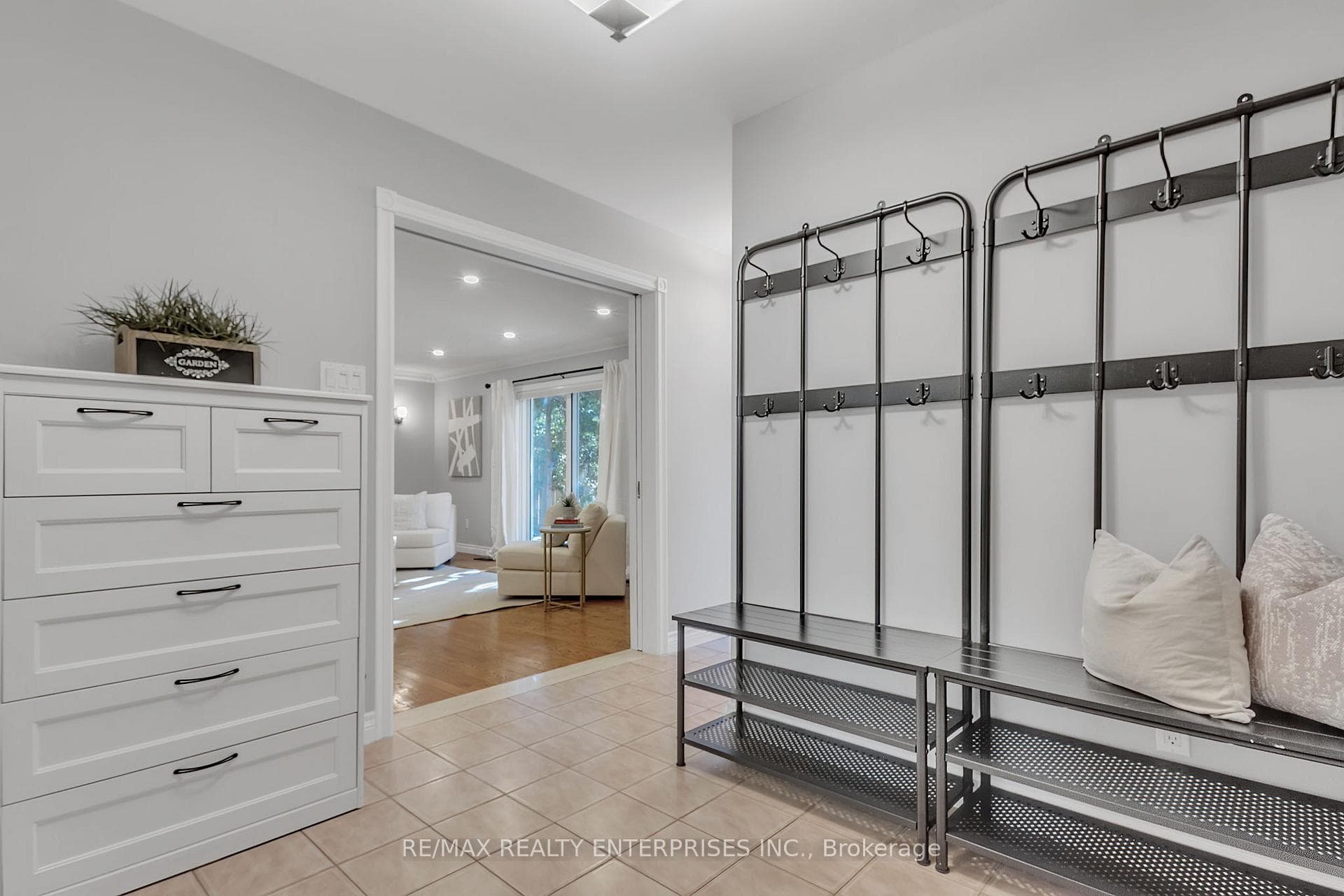 1720 Valentine Gardens photo 16