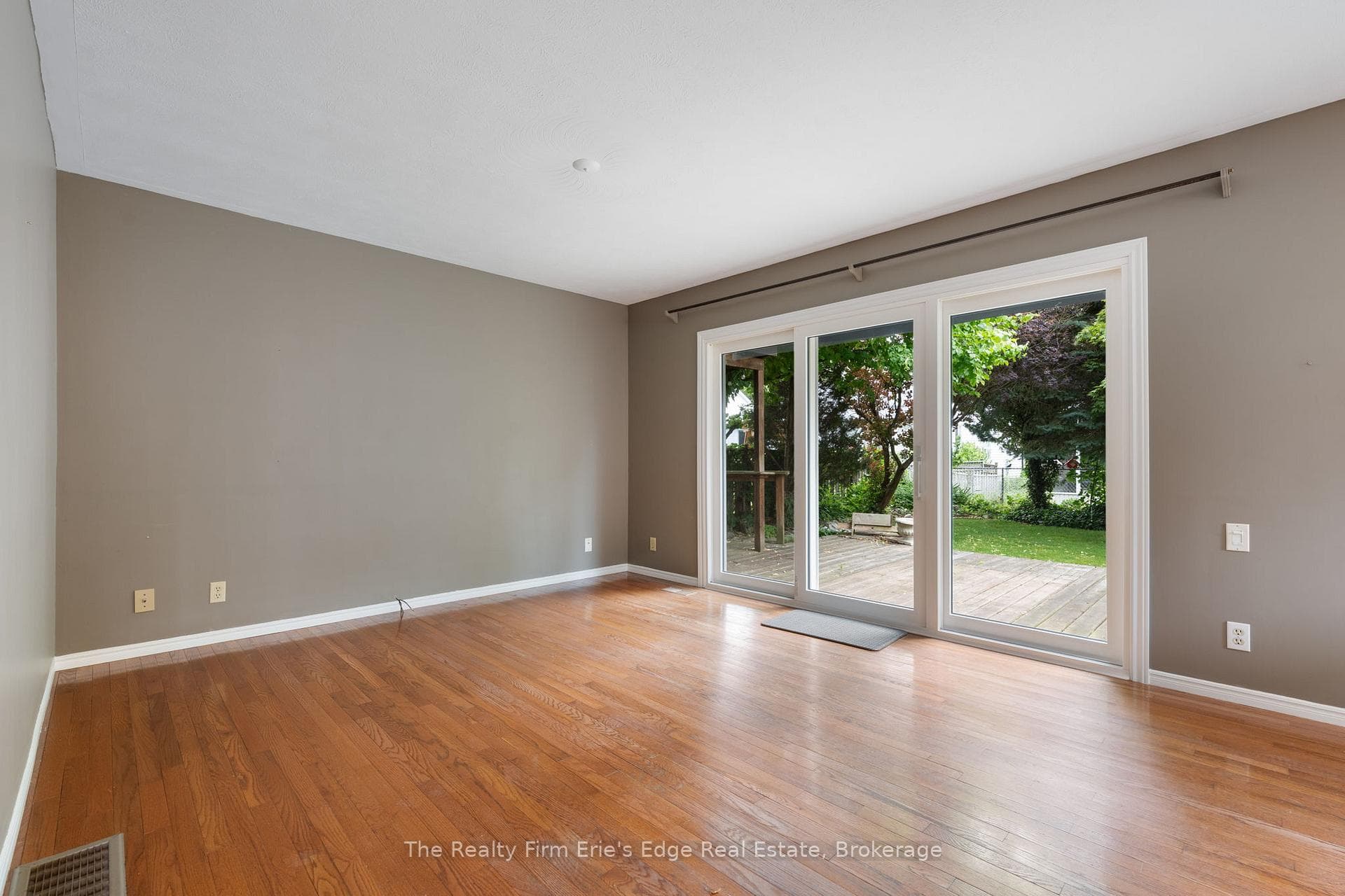 14 Leslie Avenue photo 10