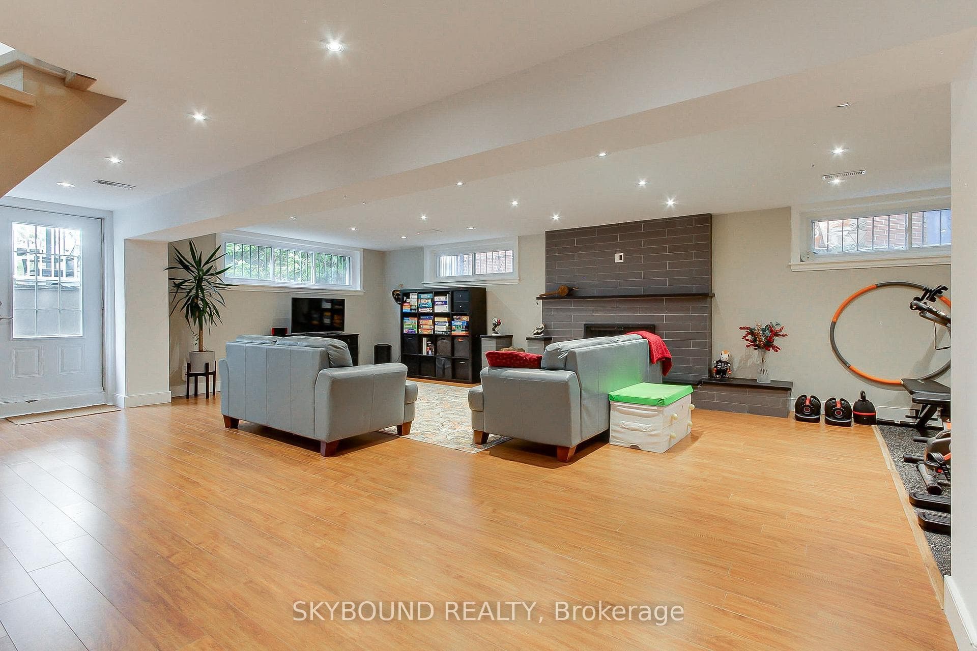 12 Queensborough Crescent photo 41